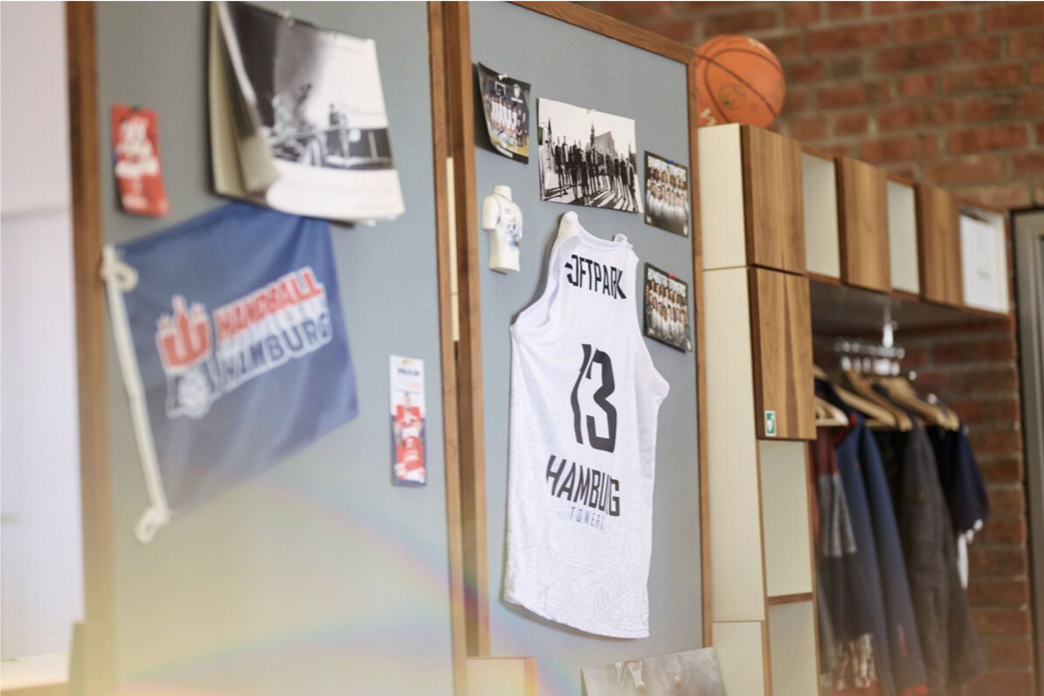 Trikots und Fanutensilien der Hamburg Towers und Handball Hamburg im soft-park-Büro