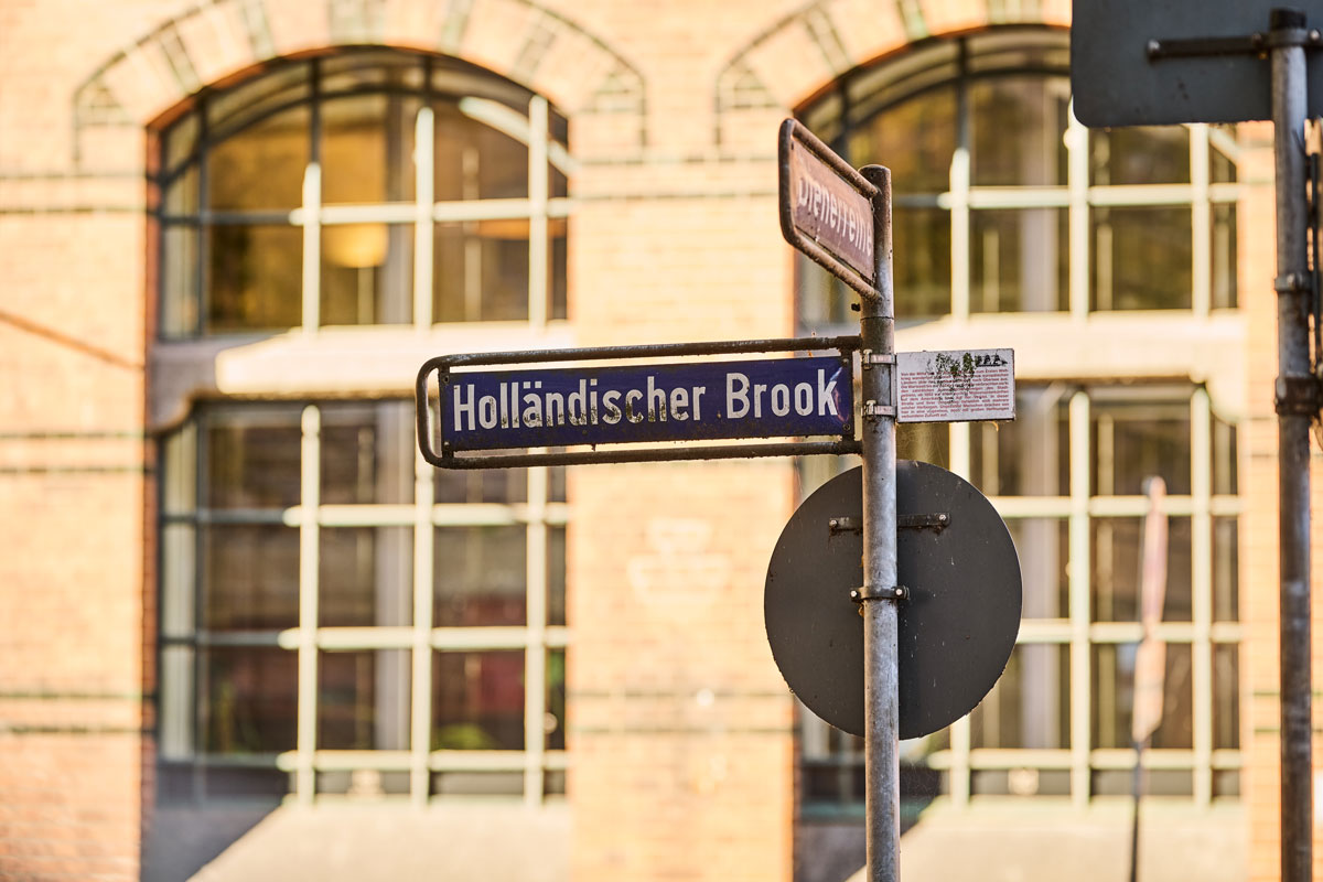 Das Straßenschild „Holländischer Brook" vor dem Backsteingebäude der Hamburger Speicherstadt