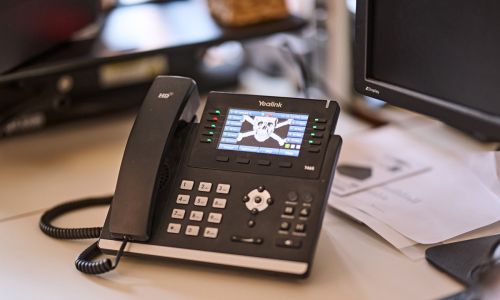 Ein Yealink-Bürotelefon auf einem Schreibtisch bei soft-park