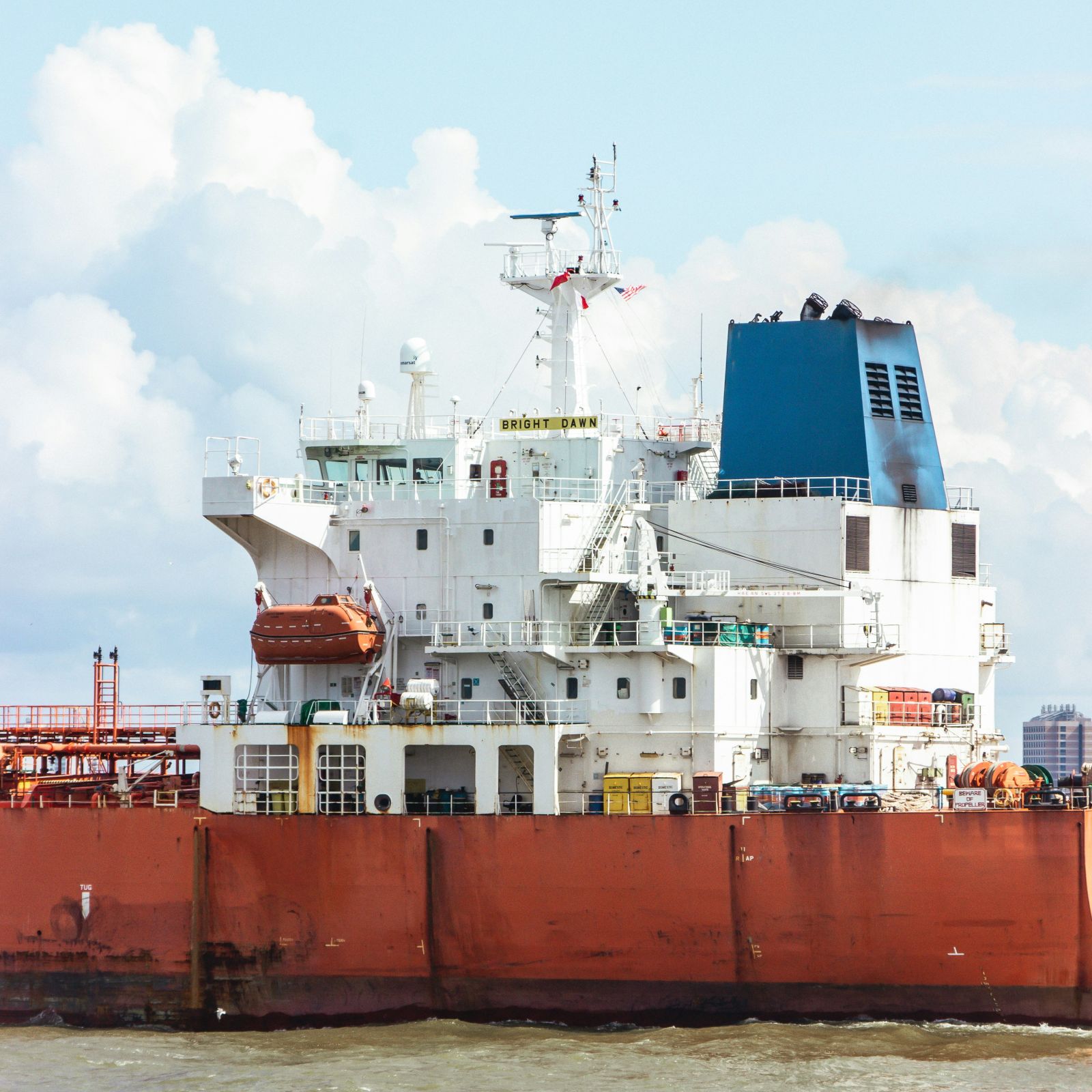 Ein Frachtschiff auf der Elbe